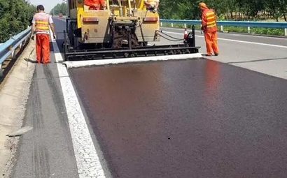 Construction method of modified asphalt pavement